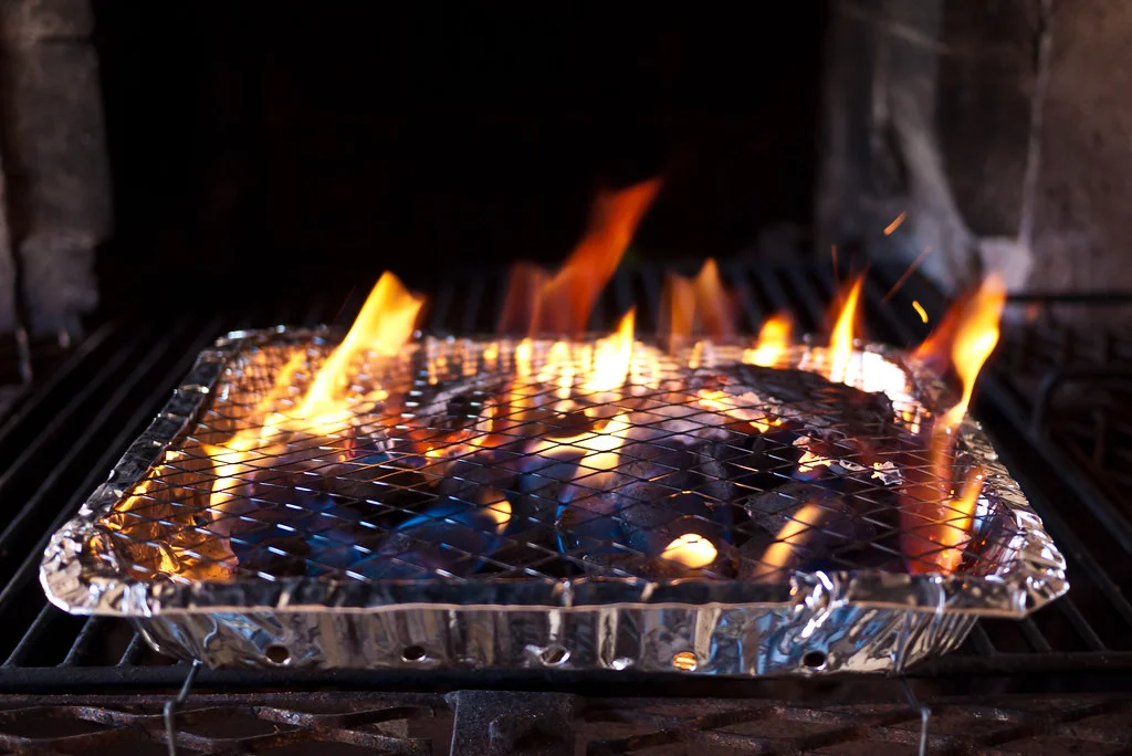 Grille de cuisson au charbon de bois vue de dessus