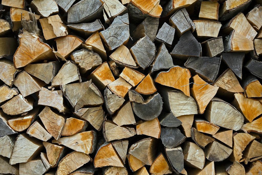 Stère de bois de chauffage empilé en extérieur pour séchage