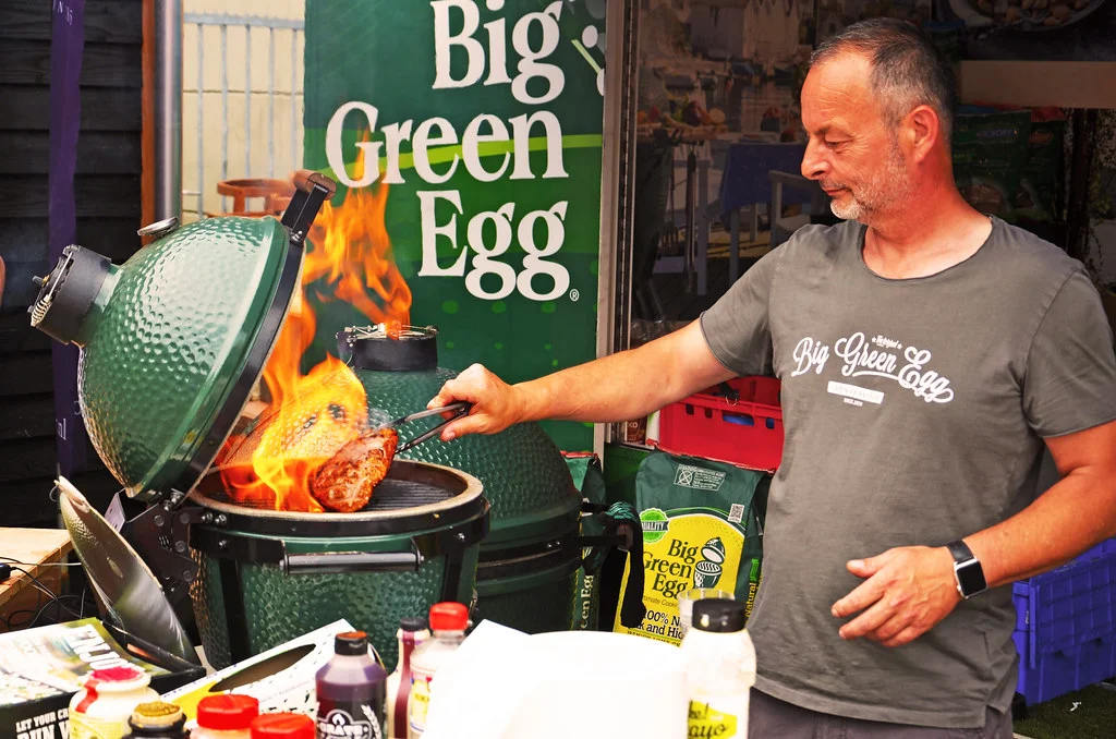 Lit ceramic kamado outdoors, illustration of best value-for-money ceramic kamado in France 2026